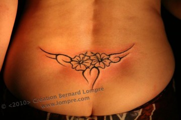084.tattoo-paris-juin-hanche-dos-bas-fleur-tribal  